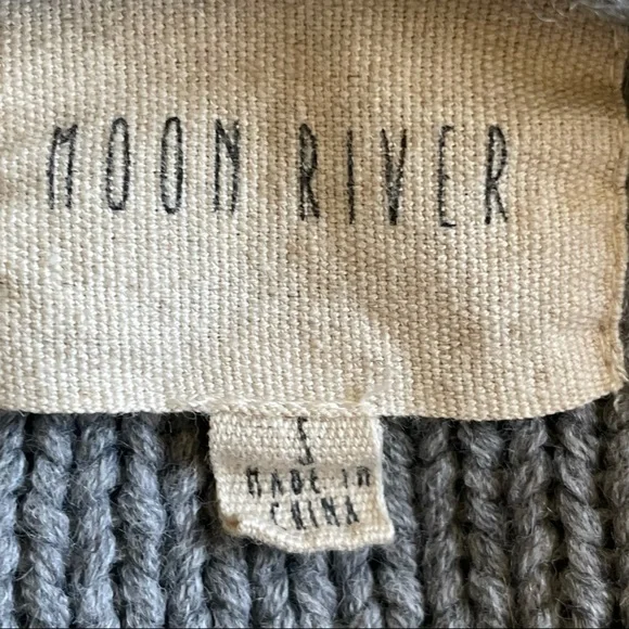 Moon River Colorblock Gray and White Fringe Sweater Size Small - Picture 9 of 14